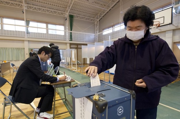 Japonka głosuje w jednym z lokali wyborczych /EVERETT KENNEDY BROWN /PAP/EPA