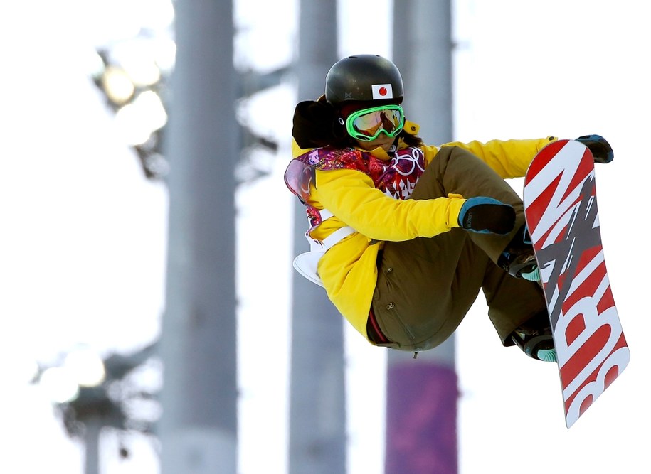 Japonka Rana Okada w czasie kwalifikacji kobiecego halfpipe'u /VALDRIN XHEMAJ    /PAP/EPA