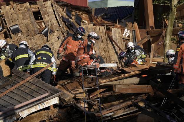Japońscy ratownicy przeczesujący gruzowisko po poniedziałkowym trzęsieniu ziemi o magnitudzie 7,5 /FRANCK ROBICHON /PAP/EPA