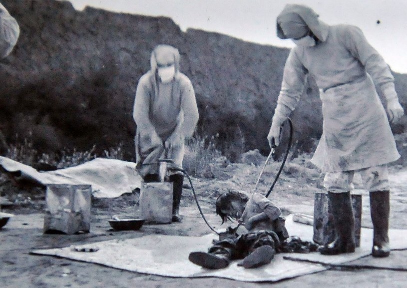 Japońscy żołnierze z jednostki 731 podczas eksperymentu /Wikimedia Commons – repozytorium wolnych zasobów /INTERIA.PL/materiały prasowe