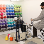 Japońska maszyna robi skarpetki na drutach podczas jazdy na rowerze