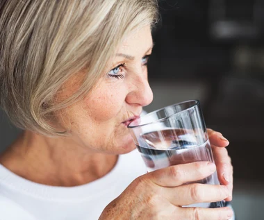 Japońska metoda picia wody. Wspiera wątrobę i jelita, pomaga sporo schudnąć