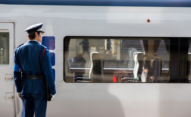 Japońskie koleje walczą z nożownikami. Wprowadzono pancerne parasolki