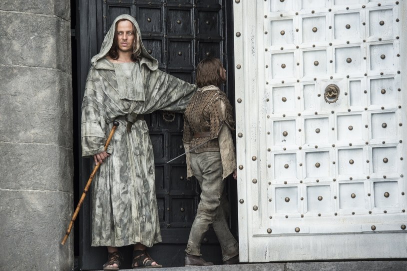 Jaqen H'ghar (Tom Wlaschiha) i Arya Stark (Maisie Williams) - bohaterowie serialu "Gra o tron" /HBO