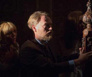 Jared Harris w scenie z filmu "Uśpieni"