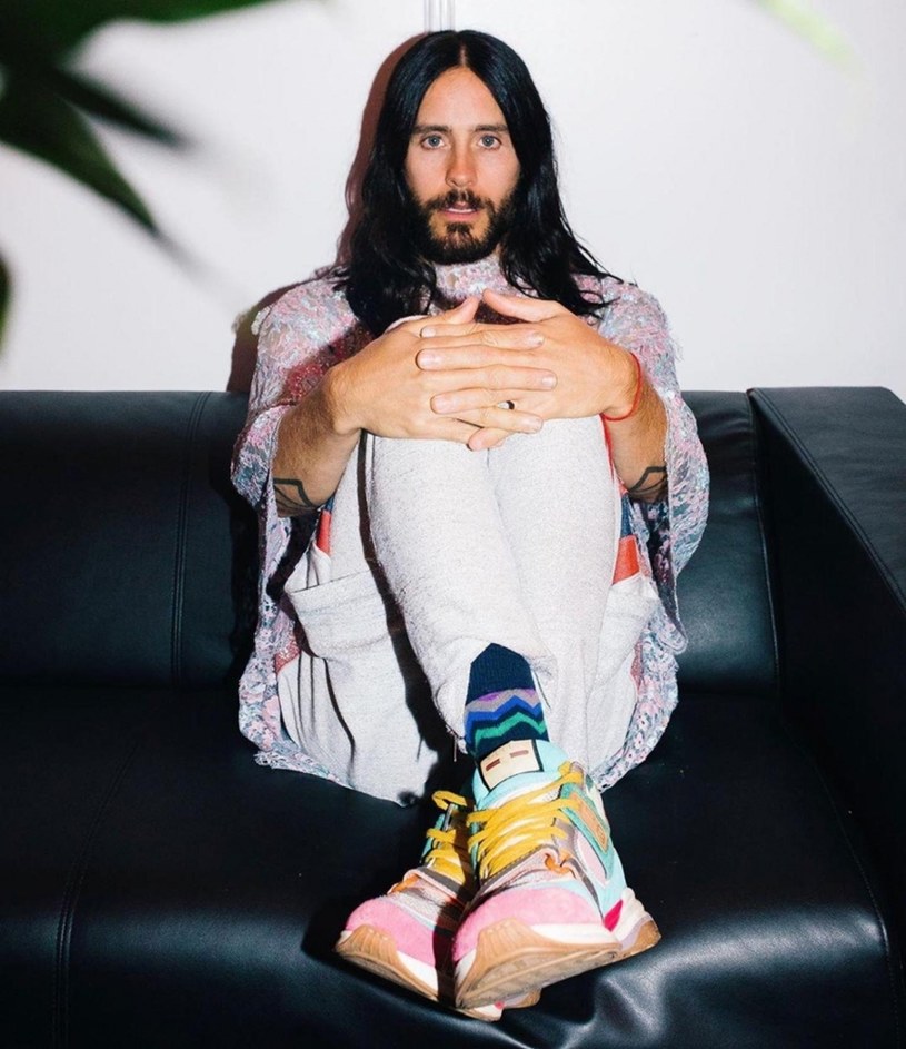 Jared Leto bardzo lubi eksperymentować z wizerunkiem. Obecnie stawia na dłuższe ciemne włosy, ale kilkanaście lat temu jego fryzura miała inny charakter /face to face/FaceToFace/REPORTER /East News