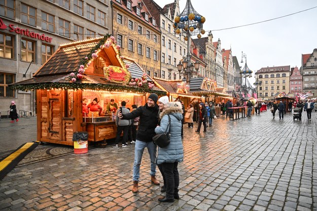 Jarmark Bożonarodzeniowy na wrocławskim rynku na zdjęciu ilustracyjnym /Maciej Kulczyński /PAP