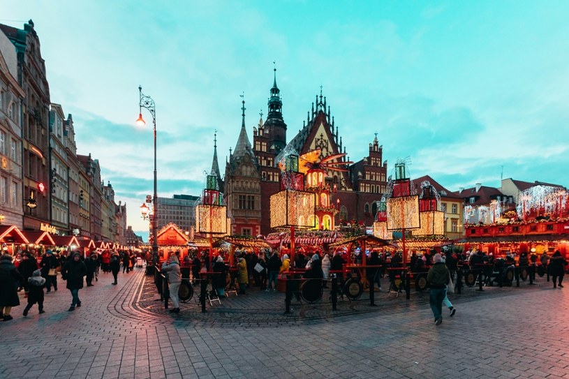 Jarmark bożonarodzeniowy we Wrocławiu cieszy się rokrocznie ogromnym zainteresowaniem /Mateusz Birecki /East News