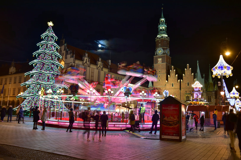 Jarmark świąteczny we Wrocławiu zawsze cieszy się dużą popularnością. /123RF/PICSEL