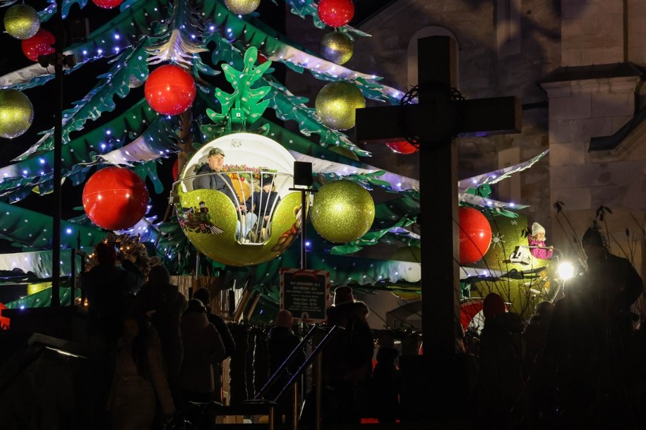 Jarmark świąteczny z karuzelą przed sanktuarium Najświętszej Rodziny przy Krupówkach w Zakopanem / 	Grzegorz Momot    /PAP