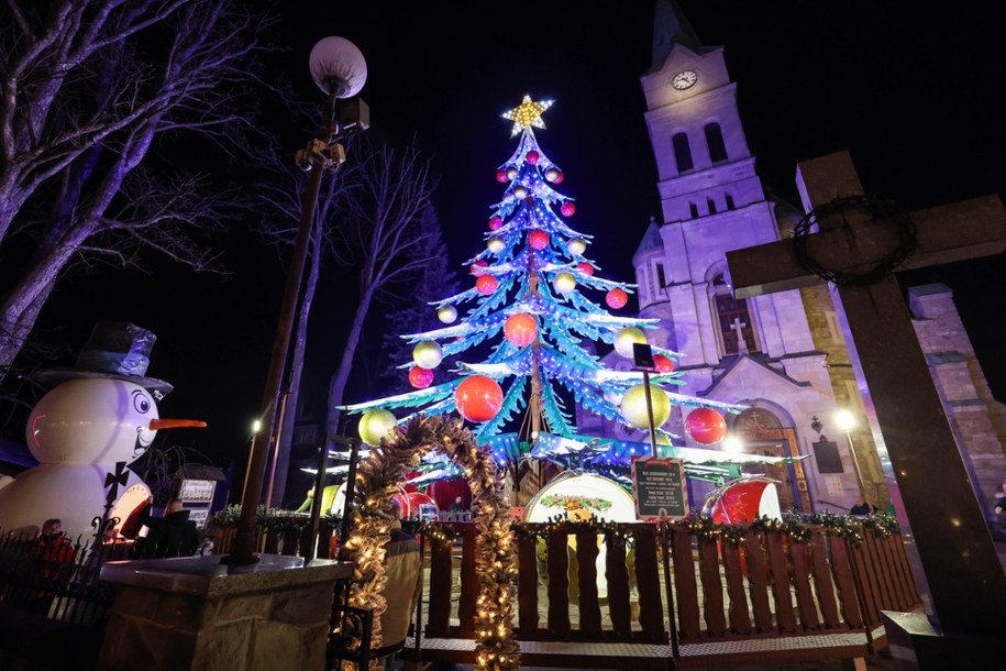 Jarmark świąteczny z karuzelą przed sanktuarium Najświętszej Rodziny przy Krupówkach w Zakopanem / 	Grzegorz Momot    /PAP