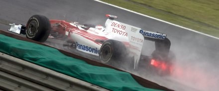Jarno Trulli przeszarżował w GP Brazylii. /AFP