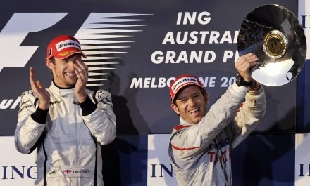Jarno Trulli (z prawej) za wcześnie cieszył się z trzeciego miejsca w GP Australii /AFP
