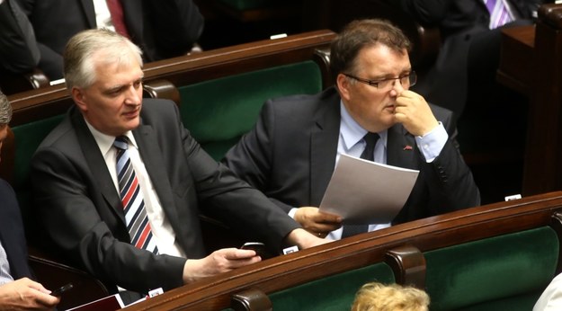 Jarosław Gowin z PO i poseł PiS Andrzej Dera podczas piątkowego posiedzenia Sejmu /Tomasz Gzell /PAP