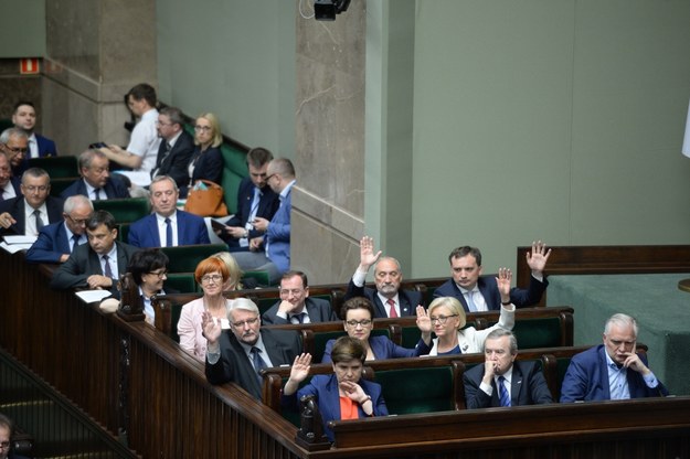 Jarosław Gowin zagłosował za przyjęciem ustawy o Sądzie Najwyższym /Jacek Turczyk /PAP