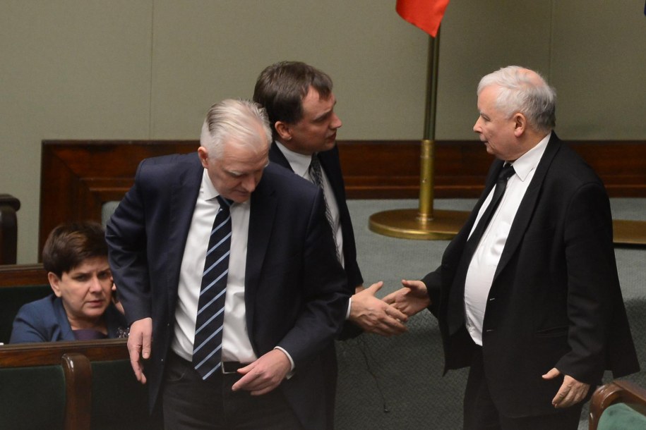 Jarosław Gowin, Zbigniew Ziobro i Jarosław Kaczyński w Sejmie, grudzień 2017 / 	Jakub Kamiński    /PAP