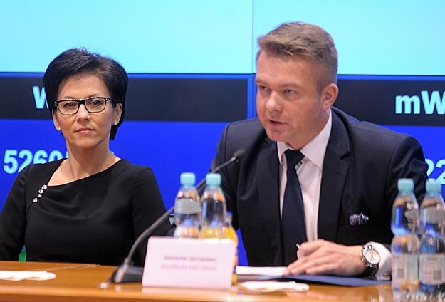 Jarosław Grzywiński (P), p.o. prezesa GPW. Z lewej Małgorzata Zaleska, była prezes. Fot. J. Bielecki /PAP