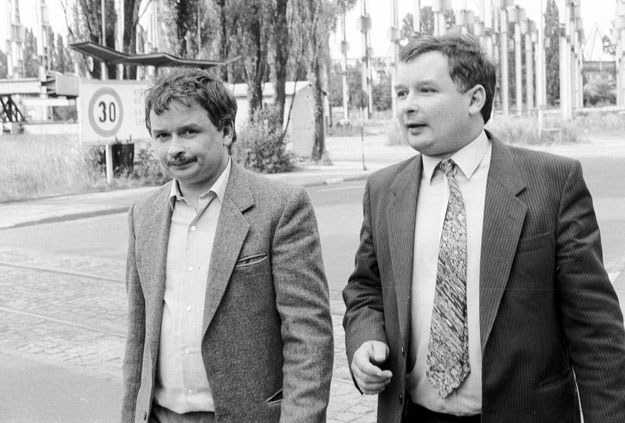 Jarosław i Lech Kaczyńscy w 1990 roku /Tomasz Wierzejski /Fotonova