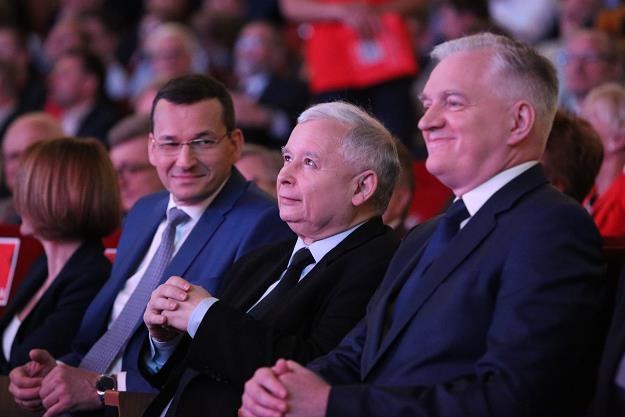 Jarosław Kaczyński (2P), Jarosław Gowin (P) i Mateusz Morawiecki (3P) podczas Kongresu Impact'16 /PAP
