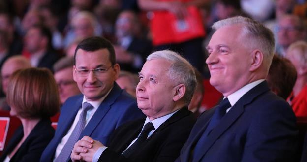 Jarosław Kaczyński (2P), Jarosław Gowin (P) i Mateusz Morawiecki (3P) podczas Kongresu Impact'16 /PAP