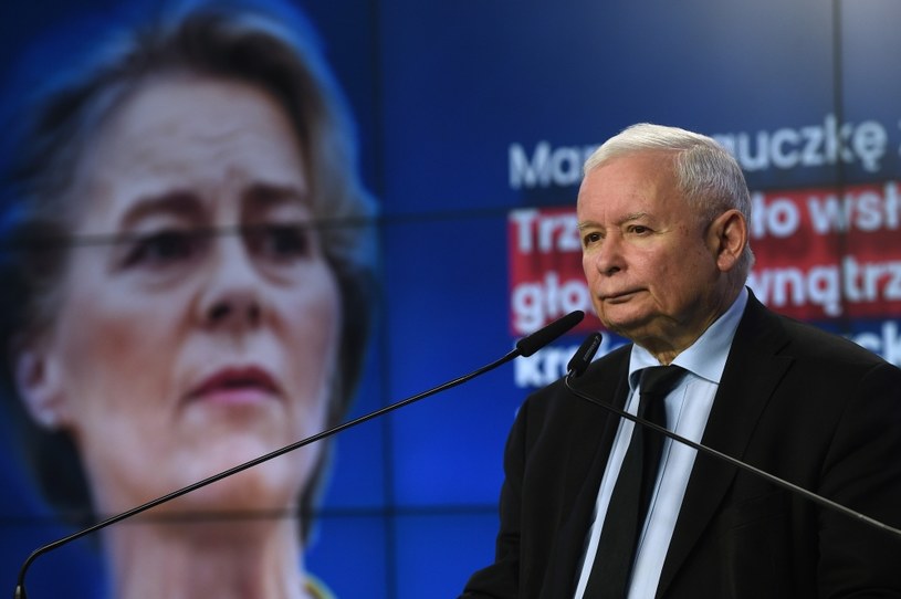 Jarosław Kaczyński, a w tle, na ekranie szefowa Komisji Europejskiej Ursula von der Leyen /Adam Chełstowski /Agencja FORUM