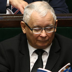 Jarosław Kaczyński czyta "Atlas kotów" w Sejmie. Pamiętacie wszystkie jego koty?