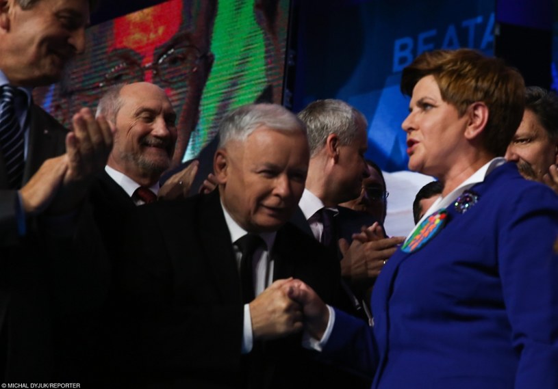 Jarosław Kaczyński "formuje rząd Szydło"? /Michał Dyjuk /Reporter