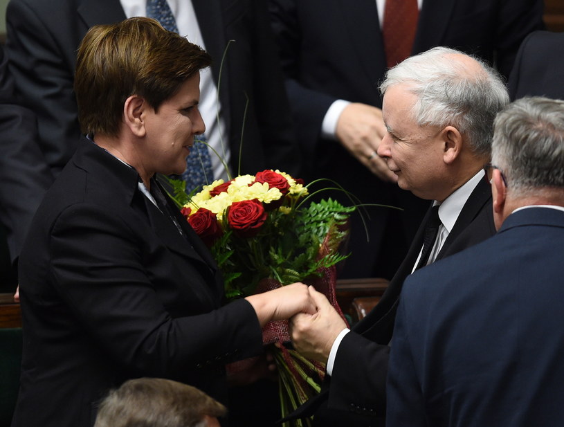 Jarosław Kaczyński gratuluje Beacie Szydło uzyskania wotum zaufania dla rządu /Radek Pietruszka /PAP