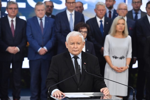 Jarosław Kaczyński i ekipa PiS na konferencji prasowej /Piotr Nowak /PAP
