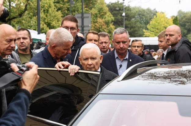 Jarosław Kaczyński i europoseł Joachim Brudziński po proteście Prawa i Sprawiedliwości "przeciwko łamaniu prawa" przed siedzibą Ministerstwa Sprawiedliwości w Warszawie / PAP/Leszek Szymański /PAP