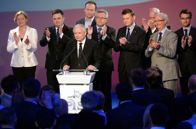Jarosław Kaczyński i inni politycy jego partii po ogłoszeniu sondażowych wyników wyborów /Jacek Turczyk /PAP
