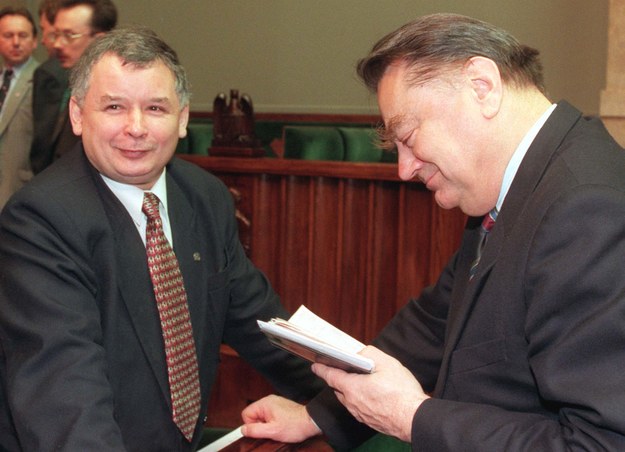 Jarosław Kaczyński i Jan Olszewski pierwszego dnia III kadencji Sejmu /CAF/Radek Pietruszka /PAP