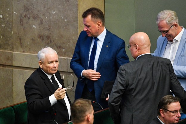 Jarosław Kaczyński i Mariusz Błaszczak na sejmowej sali obrad /Radosław Pietruszka /PAP