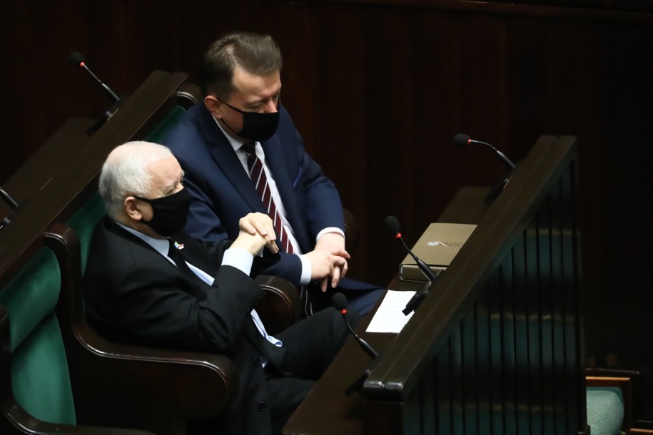 Jarosław Kaczyński i Mariusz Błaszczak w Sejmie /Tomasz Gzell /PAP