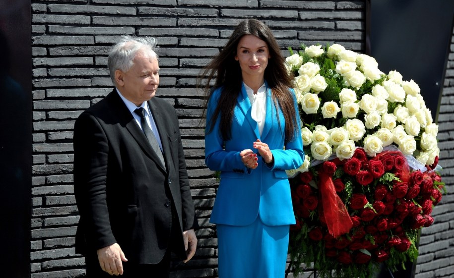 Jarosław Kaczyński i Marta Kaczyńska, podczas uroczystości odsłonięcia pamiątkowej tablicy i nadania terminalowi LNG w Świnoujściu imienia prezydenta Lecha Kaczyńskiego / 	Marcin Bielecki    /PAP