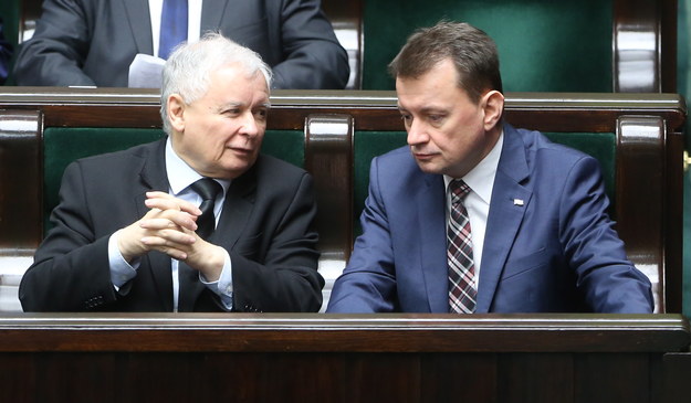 Jarosław Kaczyński i minister spraw wewnętrznych i administracji Mariusz Błaszczak w Sejmie /Leszek Szymański /PAP