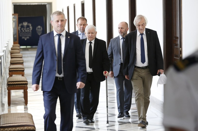 Jarosław Kaczyński i Ryszard Terlecki w Sejmie /MAREK SZAWDYN/POLSKA PRESS /East News