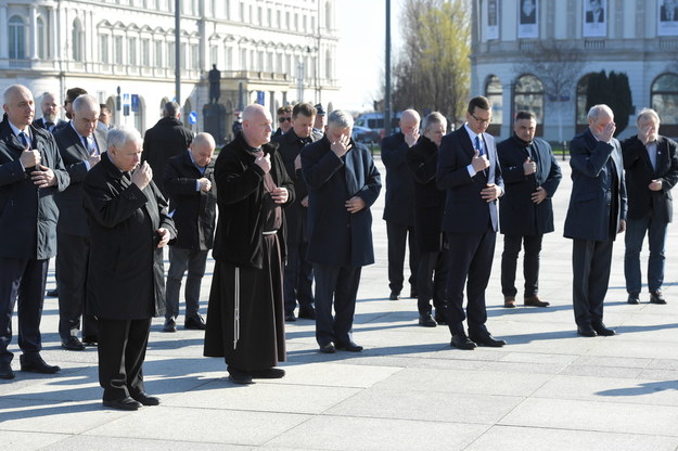 Jarosław Kaczyński, Joachim Brudziński, Jacek Sasin, Marek Suski, Mariusz Błaszczak, Piotr Gliński oraz premier Mateusz Morawiecki podczas modlitwy na pl. Piłsudskiego w Warszawie / 	Radek Pietruszka   /PAP