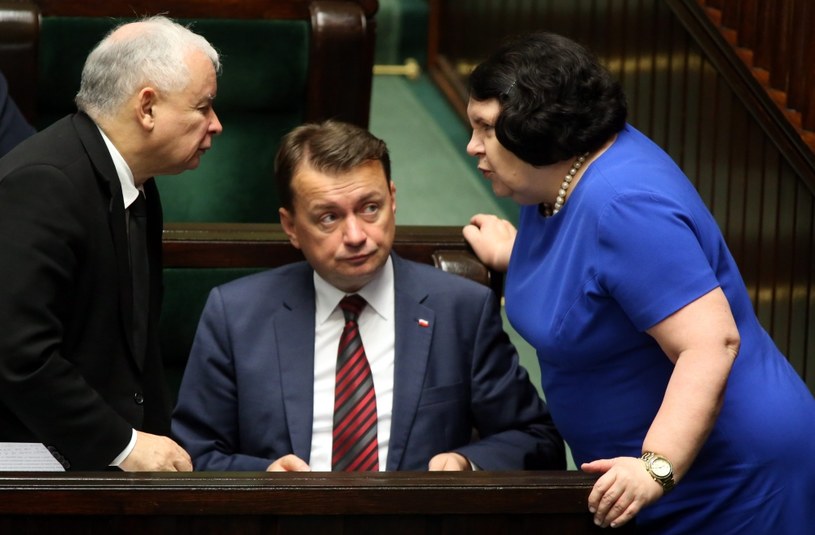 Jarosław Kaczyński (L), Mariusz Błaszczak (C) i Anna Sobecka (P) /Sławomir Kamiński /Agencja Gazeta