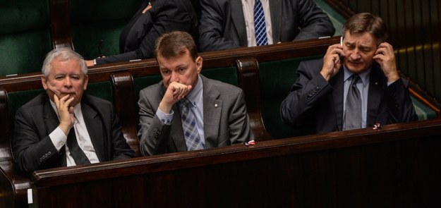 Jarosław Kaczyński, Mariusz Błaszczak i Marek Kuchciński podczas posiedzenia Sejmu /Jakub Kamiński   /PAP