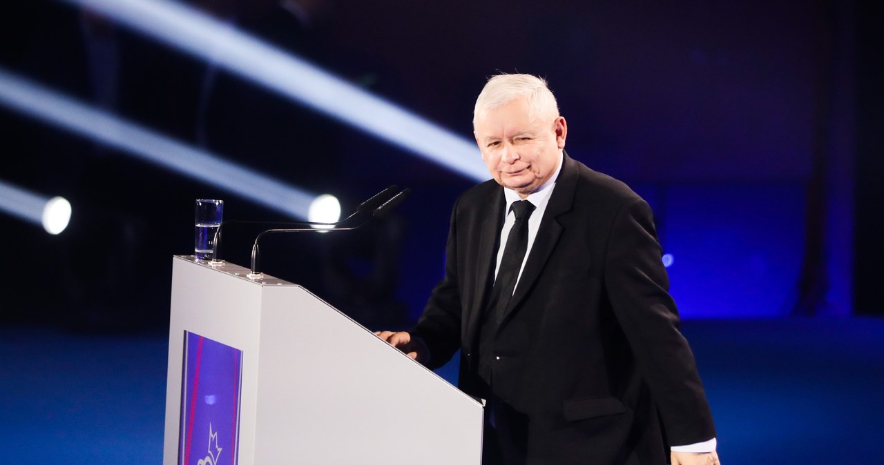 Jarosław Kaczyński modny garnitur założył na wiec w Krakowie /Beata Zawrzel /Reporter