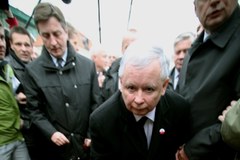 Jarosław Kaczyński nie pojawił się na Powązkach, złożył kwiaty przed Pałacem