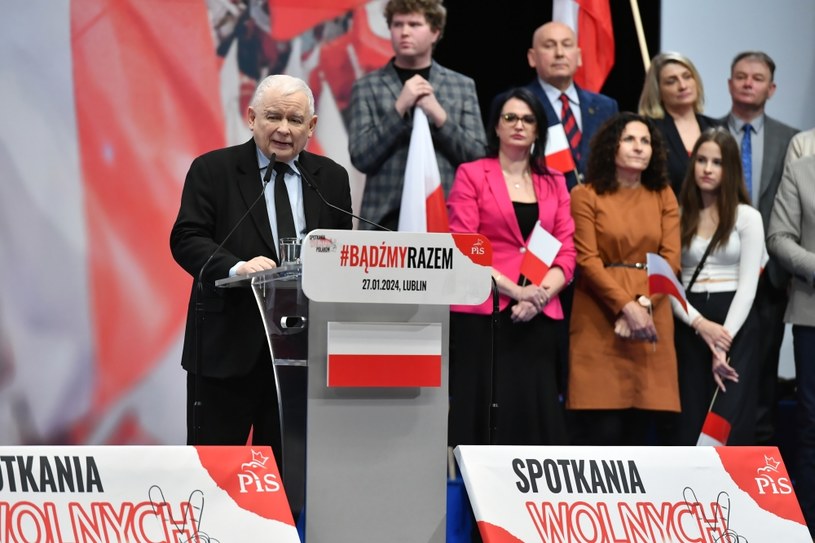 Jarosław Kaczyński o zmianach w oświacie. "Mają zmienić młodych w parobków"