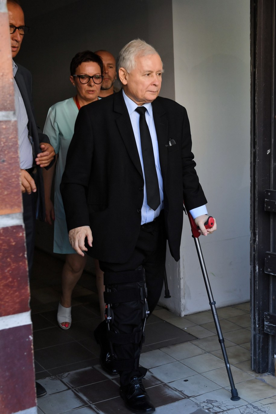 Jarosław Kaczyński opuszcza Wojskowy Instytut Medyczny /Radek Pietruszka /PAP