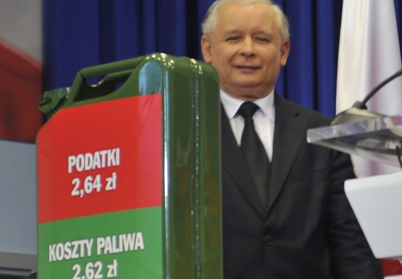 Jarosław Kaczyński pochylał się na problemi kierowców, gdy był w opozycji. Dziś zapomina, że kierowcy też mają dzieci /Witold Rozbicki /Reporter