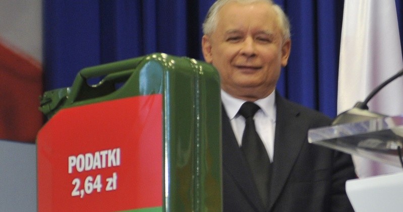 Jarosław Kaczyński pochylał się na problemi kierowców, gdy był w opozycji. Dziś zapomina, że kierowcy też mają dzieci /Witold Rozbicki /Reporter