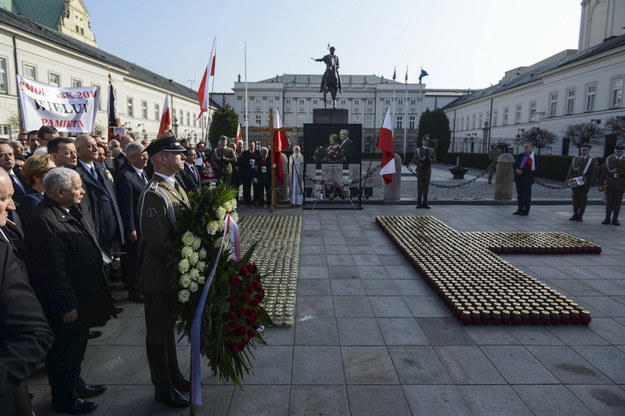 Jarosław Kaczyński podczas apelu pamięci przed Pałacem Prezydenckim w Warszawie /Jakub Kamiński   /PAP