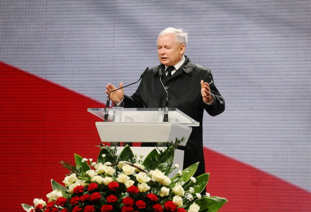 Jarosław Kaczyński podczas drugiego wystąpienia przed Pałacem Prezydenckim /PAP/Paweł Supernak /PAP