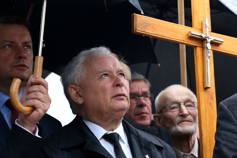 Jarosław Kaczyński podczas dzisiejszej miesięcznicy przed Pałacem Prezydenckim /PAP