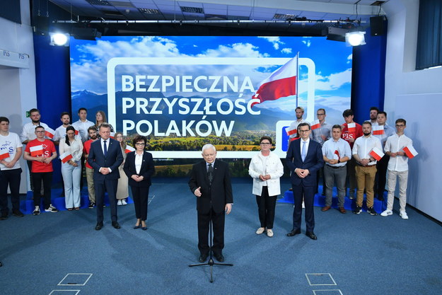 Jarosław Kaczyński podczas konferencji, na której zaprezentował hasło wyborcze Prawa i Sprawiedliwości /Radek Pietruszka /PAP